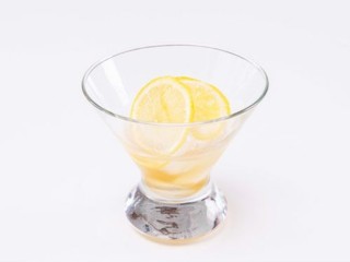蜂蜜柠檬特饮,次日取出酿好的蜂蜜柠檬，在玻璃杯里放入冰块，加上两片柠檬片，倒入罐中的柠檬10g左右，再倒入40g苏打水。