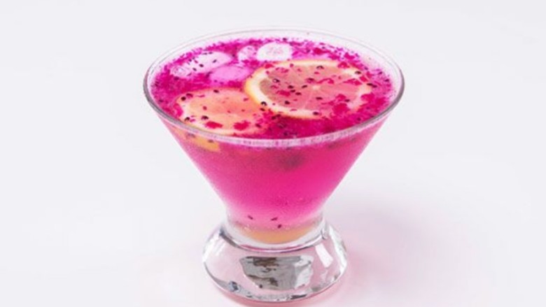 蜂蜜柠檬特饮,紫红色的液体，加上黄色柠檬片点缀其间，视觉味觉双享受。