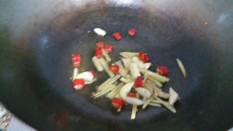 香辣花甲,锅内放入适量油，生姜 大蒜 辣椒一起爆香