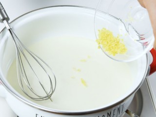 柠檬雪葩,加入柠檬水和柠檬屑搅拌均匀。