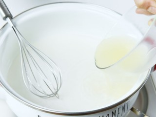 柠檬雪葩,柠檬水是新鲜柠檬直接挤压出的果汁，柠檬屑是新鲜柠檬的果皮，直接用刨刀擦出细小颗粒即可。
