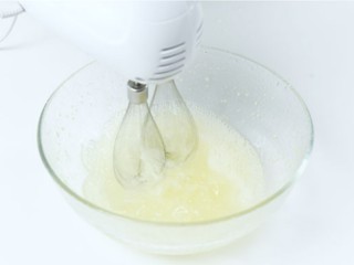 柠檬雪葩,煮好的柠檬糖水用电动打蛋器打至气泡，保鲜膜包住放入冰箱冷藏，每隔1个小时拿出来打发一次，共打发4次。（每隔1个小时打发一次是为了让空气进入到里面制造蓬松感）