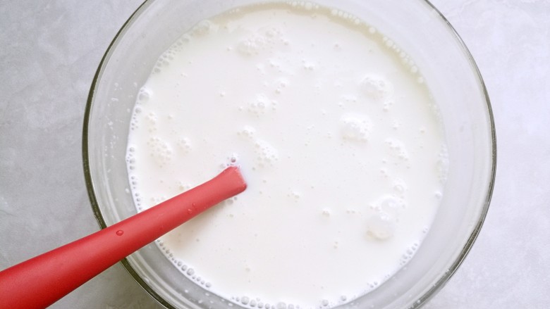 芋圆鲜奶冻,用括刀搅拌均匀。
