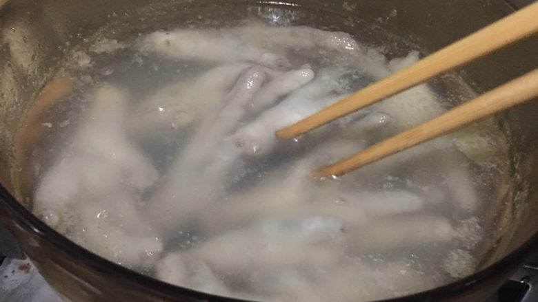 川味泡凤爪,煮熟的鸡爪用筷子能插破表皮即可。不要煮太久，破皮了口感不好。