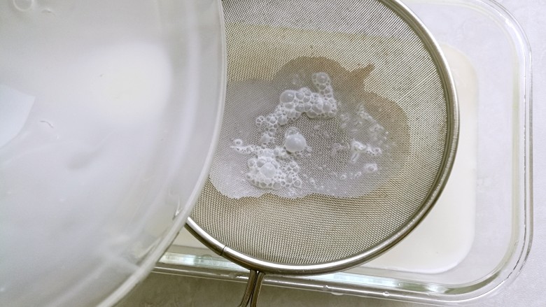 芋圆鲜奶冻,取一个方形容器，将混合物过一下筛，这样可以去除液体中的浮沬。