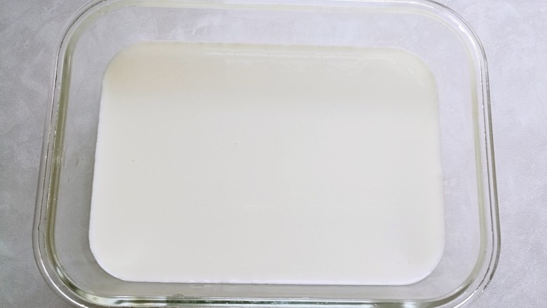 芋圆鲜奶冻,倒好以后，把它放到冰箱里冷藏四个小时左右，直到它凝固。