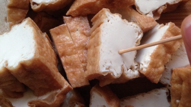 私房酱香家常豆腐,切开的豆腐块用牙签插一些小洞方便入味