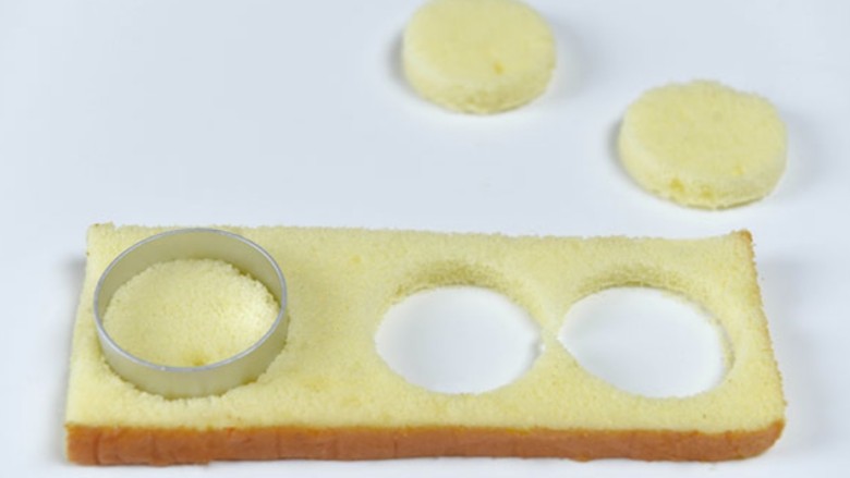 紫薯慕斯,用圆形模具在原味蛋糕胚上压出圆形
