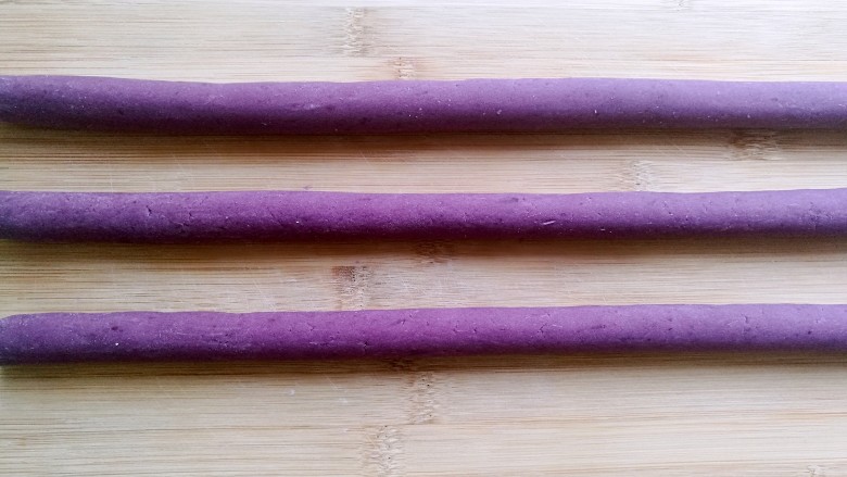 芋圆鲜奶冻,把紫薯面团都搓成细条。