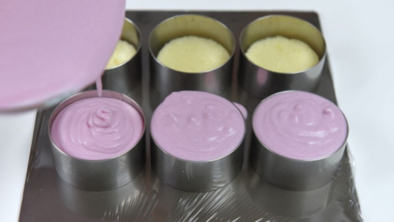 紫薯慕斯,紫薯慕斯倒入模具中，用抹刀抹平，放入冰箱冷藏4小时以上，使其凝固（紫薯慕斯最好冷藏过夜）