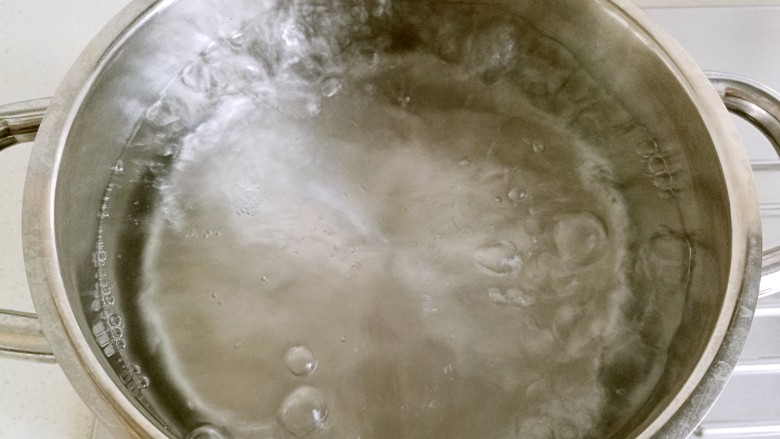 芋圆鲜奶冻,锅中烧开水。