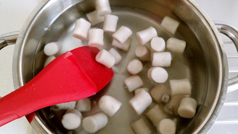 芋圆鲜奶冻,将芋头芋圆先下入水里，用铲子轻轻地翻动以免粘底。