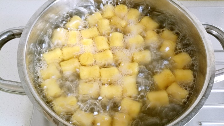芋圆鲜奶冻,然后再煮红薯芋圆，因为紫薯会变色，所以紫薯芋圆最后煮，煮好后也放入凉水中浸泡。