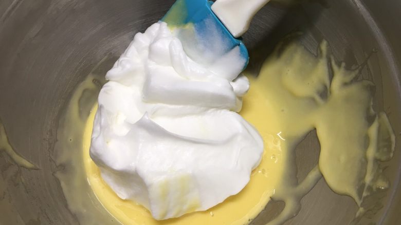 基础戚风蛋糕（6、8寸）,将1/3蛋清加入蛋黄糊，用J字形翻拌，这里特别要注意手法，防止消泡是戚风成败的关键
