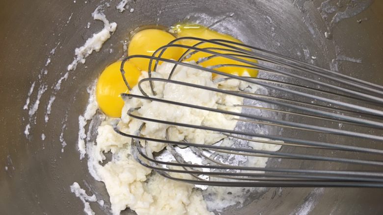 基础戚风蛋糕（6、8寸）,分离蛋黄蛋清，注意蛋清要放在无油无水的容器中，蛋黄加入面糊，以Z字形搅拌