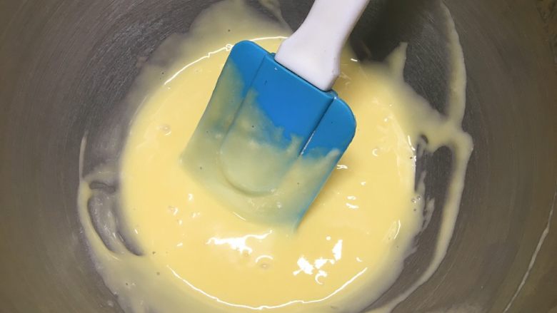 基础戚风蛋糕（6、8寸）,搅拌均匀后用刮刀将周围刮入，确认蛋黄糊没有颗粒，如有就用刮刀压一下