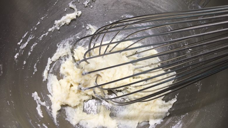 基础戚风蛋糕（6、8寸）,用打蛋器以Z字形搅拌，注意不要过度搅拌，基本混合无干粉就差不多了