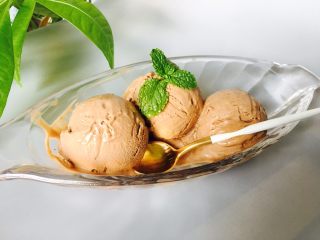巧克力冰淇淋,巧克力冰淇淋美爽滑的口感、迷幻怡人的外观、低糖低脂的口味、营养健康，当下受欢迎的一款冰淇淋。