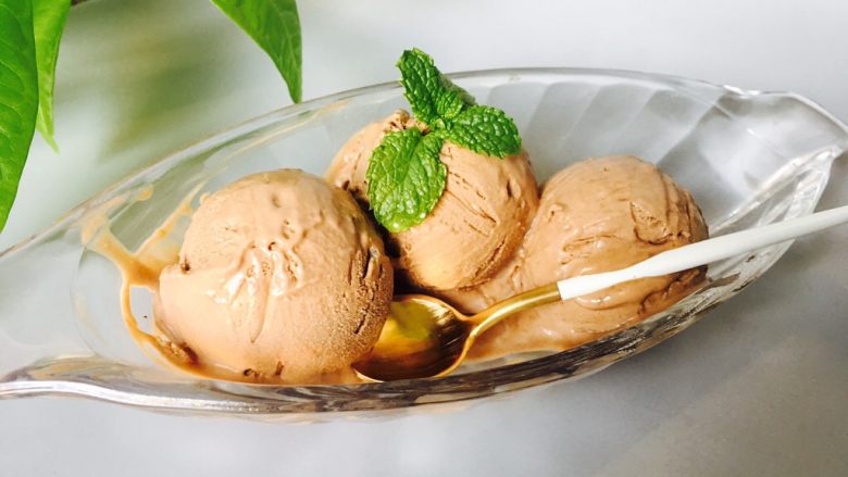 巧克力冰淇淋,巧克力冰淇淋美爽滑的口感、迷幻怡人的外观、低糖低脂的口味、营养健康，当下受欢迎的一款冰淇淋。