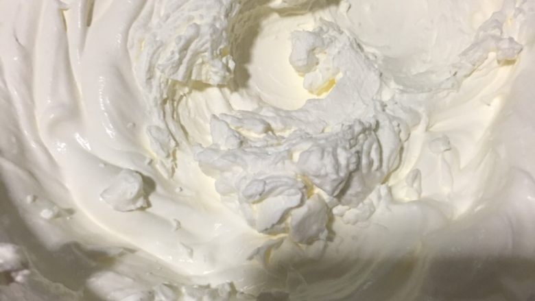 巧克力冰淇淋,奶油打发至干性发泡。