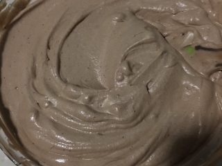 巧克力冰淇淋,搅拌均匀后的巧克力奶油糊蓬松轻盈，就是巧克力冰淇淋糊，放入冰箱冷冻保存一夜后即可。