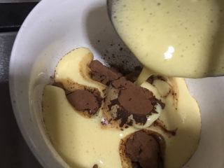 巧克力冰淇淋,可可粉用小碗倒入适量牛奶蛋黄液搅拌均匀。