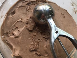 巧克力冰淇淋,冷冻的巧克力冰淇淋，用冰淇淋勺子刨成冰淇淋球。