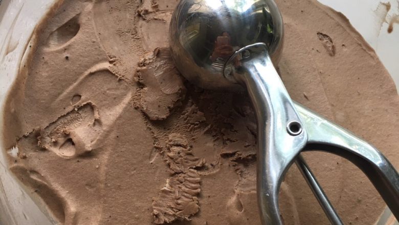 巧克力冰淇淋,冷冻的巧克力冰淇淋，用冰淇淋勺子刨成冰淇淋球。