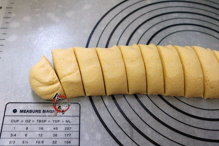 玉米面豆沙板栗包,整成长条，切成大小均等的面胚