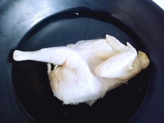 养生母鸡汤,将鸡冷水冲洗干净，锅中放入清水，把洗干净的鸡放进锅中，大火烧开即可捞出，捞出后用冷水冲洗干净。
