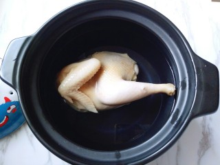 养生母鸡汤,把焯水后冲洗干净的母鸡放入砂锅中，加入清水。