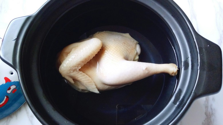 养生母鸡汤,把焯水后冲洗干净的母鸡放入砂锅中，加入清水。
