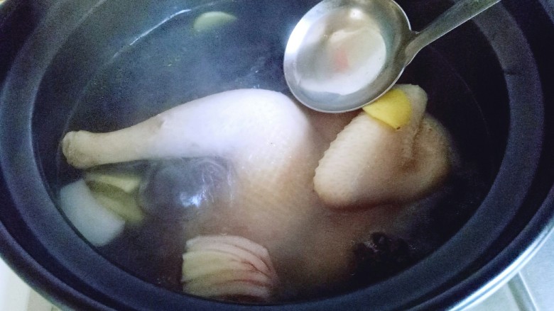 养生母鸡汤,烧开后用汤勺撇出沫子，转小火慢炖2小时左右。