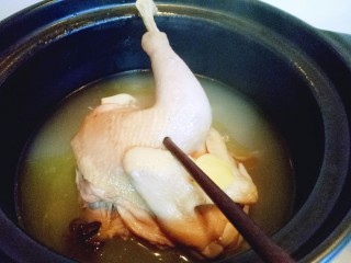 养生母鸡汤,可以用筷子扎一下来辨别母鸡是否酥软。轻松扎透即可。