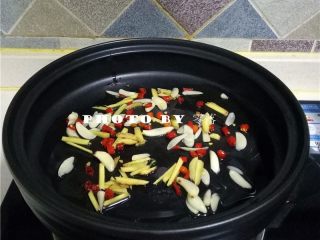香辣花蛤,放入姜丝、蒜片、葱白段、一部分小米辣炒香；