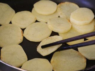 孜然土豆,煎至一面变色，即可翻面继续煎。
