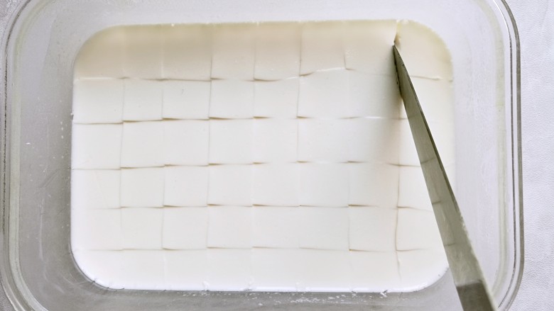 芋圆鲜奶冻,将凝固好的鲜奶冻取出，用小刀将它切成小方块。