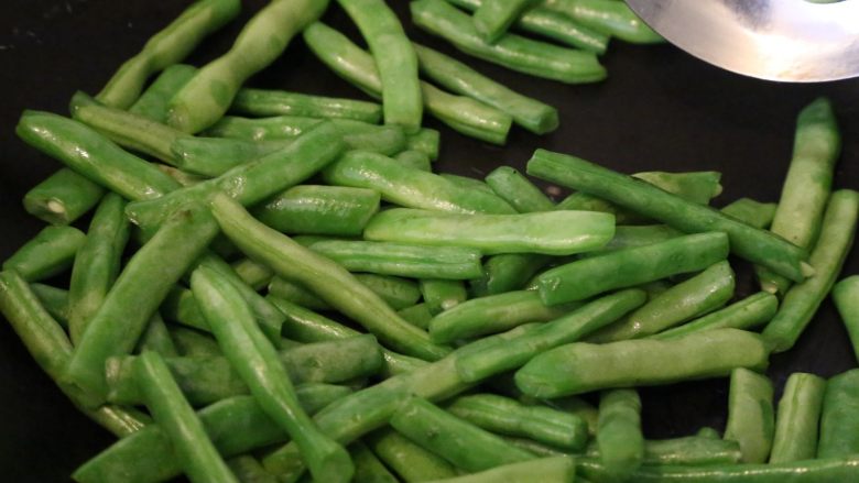 干煸豆角,直至四季豆由青变绿。