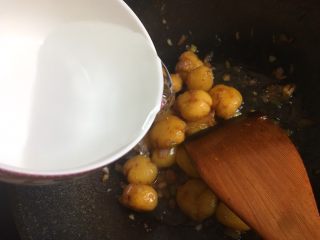 孜然小土豆,加入半碗开水