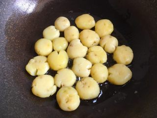 孜然小土豆,锅烧热，放入比平时做菜多一点的油，将土豆放入锅中小火煎