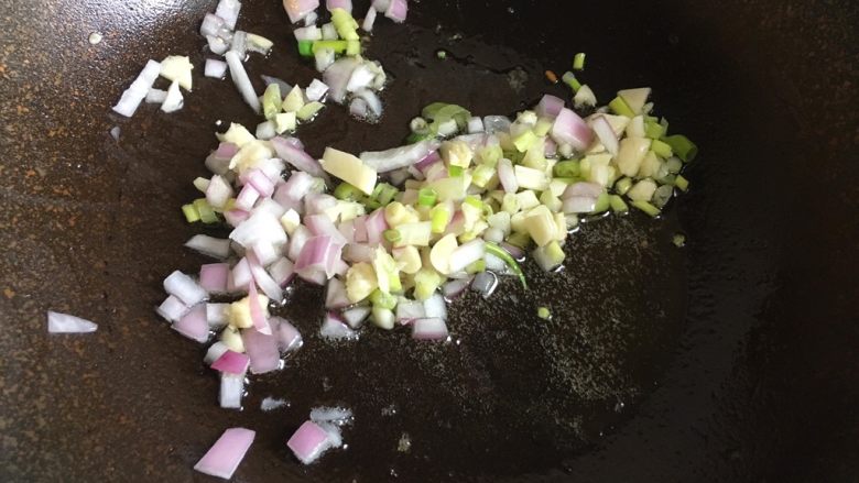 孜然小土豆,锅底留油，倒入洋葱、蒜末、葱白炒香（喜欢辣的可以在这一步放入切碎的小米椒）