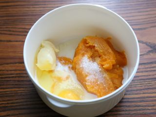 南瓜派,将南瓜放入一个大碗，加入黄油、白砂糖，鸡蛋、奶油以及柠檬汁。