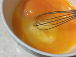 松软坚果布朗尼,鸡蛋用手抽打成蛋液。