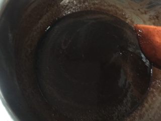 松软坚果布朗尼,融化成巧克力酱、无颗粒状。