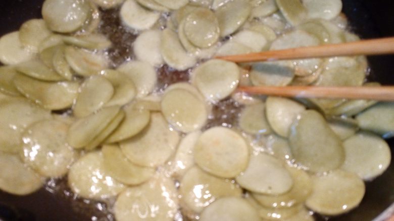 麻辣椒盐豆饼,炸至没有水份略收干，中间需要用筷子或锅铲把豆饼划散开，不停翻拌，防止豆饼粘连在一起炸不透。