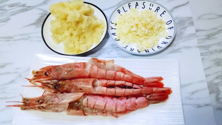 土豆泥芝士焗阿根廷红虾,准备工作完成。