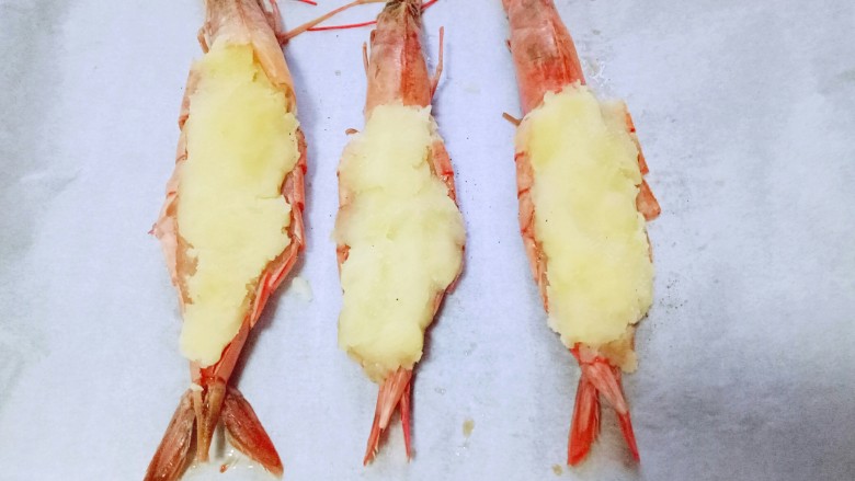 土豆泥芝士焗阿根廷红虾,将拌好的土豆泥填充再虾的背上，把虾背填满即可。