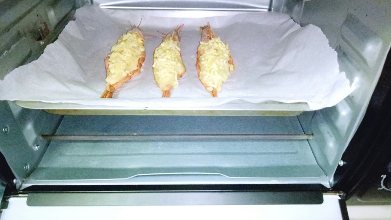土豆泥芝士焗阿根廷红虾,将烤盘放入烤箱中层，170度烤10-15分钟，10分钟后注意观察颜色，如果芝士上色可以提前将烤盘取出。