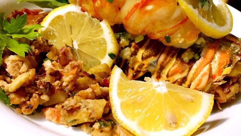 烤澳州龙虾尾配海鲜馅料,最后摆盘，配上未用完的海鲜馅料，柠檬汁。完成