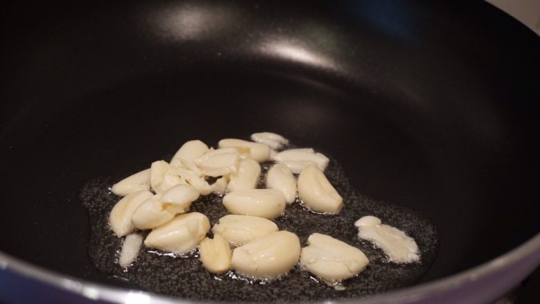 酱子虾球,热锅冷油，将大蒜瓣放入锅中煸出香味